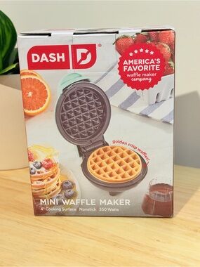 DASH Mini Waffle Maker in Mint/Black NWT NIB